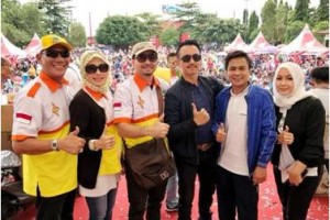 Calon Bupati Kuningan dari Partai berlambang pohon beringin, Dudy OPamuji berfoto bersama disela-sela acacra jalan sehat Juara.